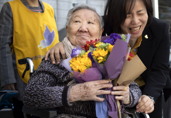꽃을 사랑하는 길원옥 할머니