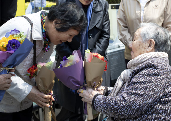 햇살사회복지회 할머니들에게 꽃 전달하는 길원옥 할머니