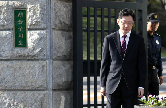 서울 구치소 나서는 김경수