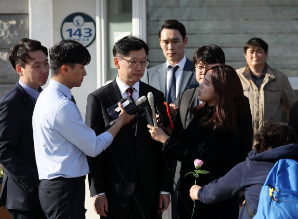 지지자에게 장미꽃 받는 김경수