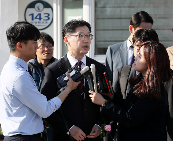 장미꽃 든 김경수