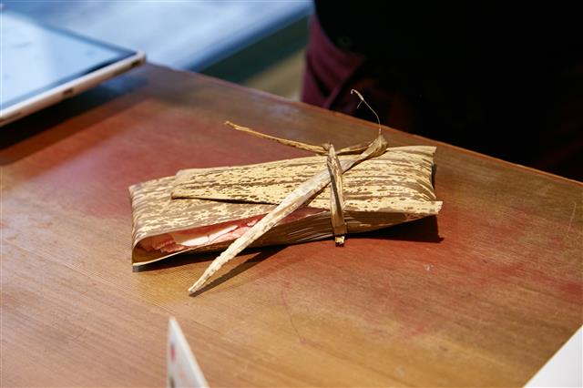 나카세이는 손님과의 대화를 통해 주문받은 고기를 전통 포장방식인 대나무잎에 싸 전달한다.
