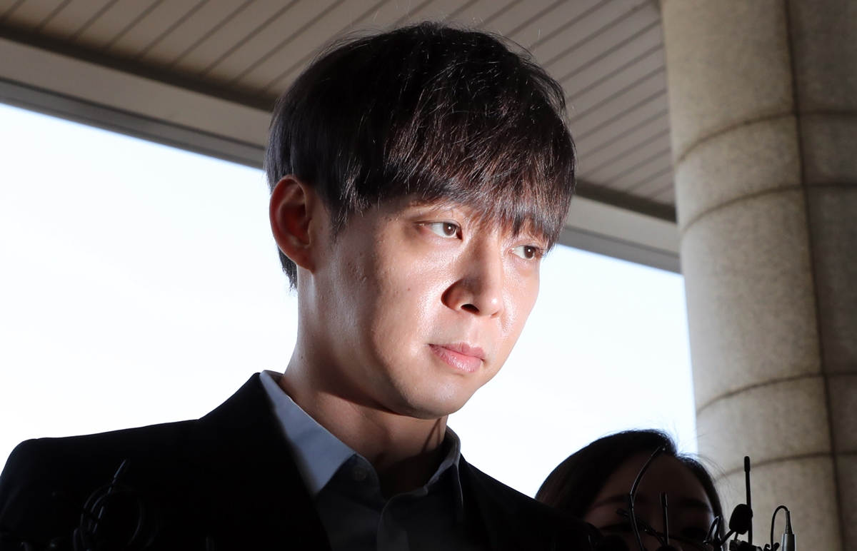 마약 투약 혐의를 받고 있는 가수 겸 배우 박유천씨가 17일 피의자 신분으로 조사를 받기 위해 경기남부경찰청사를 들어가고 있다. 연합뉴스