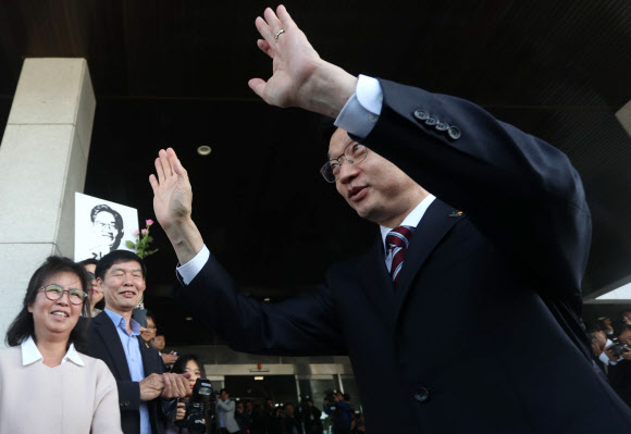 손 인사하는 김경수 지사