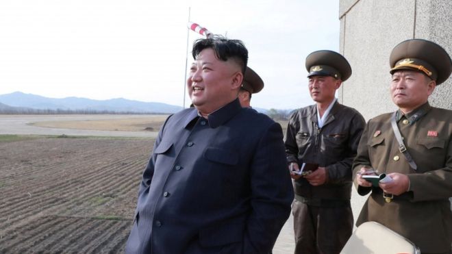 김정은 북한 국무위원장이 지난 16일 평양을 방어하는 인민군 공군 훈련 현장을 현지 지도하고 있다. 평양 로이터통신