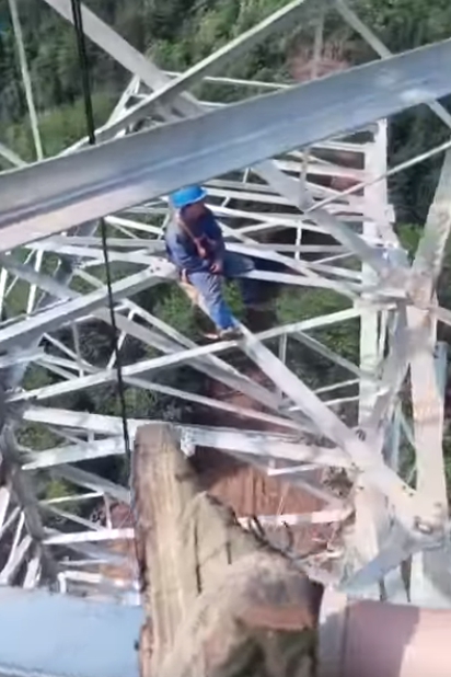 50m 송전탑 위에서 낮잠 자는 작업자들