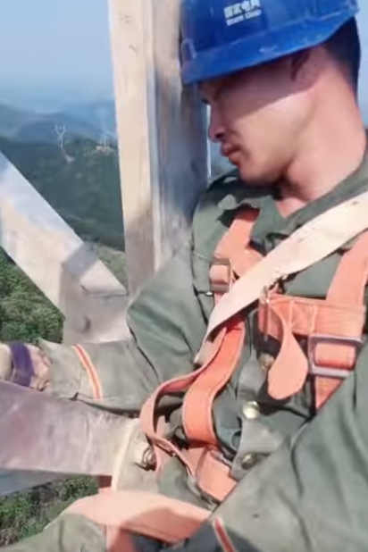 50m 송전탑 위에서 낮잠 자는 작업자들