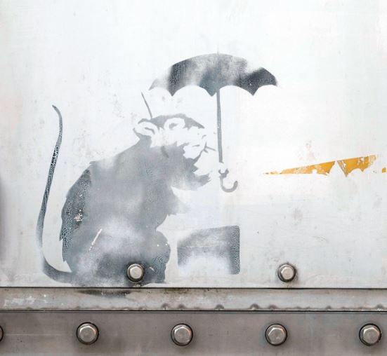 일본 도쿄 유리카모메선 히노데역의 방조제 문에서 발견된 ‘뱅크시의 작품으로 추정되는 쥐 그림’.도쿄도 제공