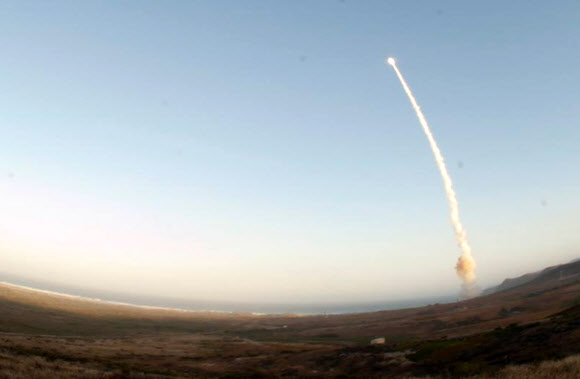 미 공군이 2013년 5월 캘리포니아주 반덴버그 공군기지에서 대륙간탄도미사일(ICBM) 미니트맨3를 발사하고 있다. 서울신문 DB  