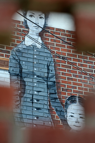 제일교회 외벽에 새겨진 사애리시(왼쪽) 선교사와 어린 유관순 열사의 벽화.