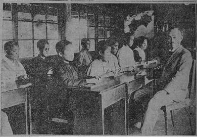 1911년 일제가 설립한 장애인 복지기관인 ‘제생원 맹아부’의 맹아교육가 박두성(오른쪽)이 맹아들을 가르치고 있다. 한글 점자인 ‘훈맹정음’을 창안해 널리 보급했다.
