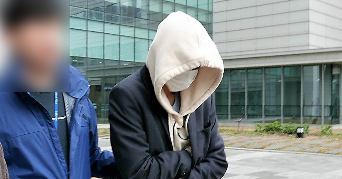 약 10년 동안 자신의 집을 방문한 여성들을 불법촬영한 혐의를 받고 있는 이모씨가 18일 서울동부지법에서 구속 전 피의자심문(영장실질심사)을 받고 법원을 나오고 있다. 뉴스1