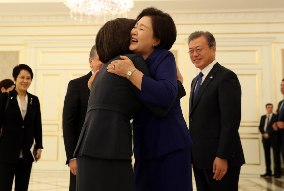 포옹하는 한-우즈베키스탄 영부인