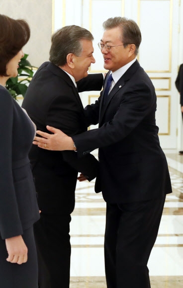 포옹하는 한-우즈베키스탄 대통령