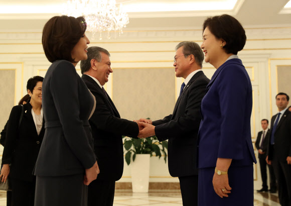 우즈베키스탄 대통령과 인사하는 문 대통령