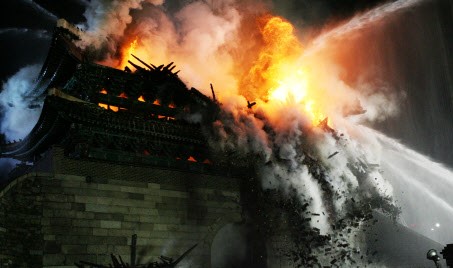 2008년 2월 10일 불에 타 무너지는 숭례문의 모습  연합뉴스