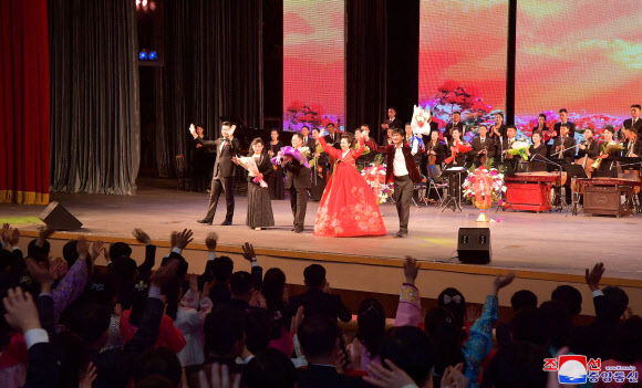 태양절 축하 재중동포가수 예술공연