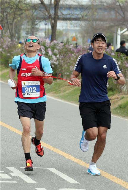 ‘힘들어도 서로 의지하며’