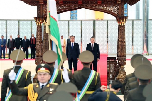 우즈베키스탄 공식환영식 참석한 文 대통령