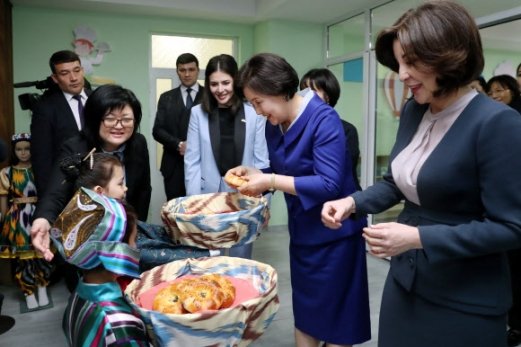 김정숙 여사, 우즈베키스탄 특수유치원 방문