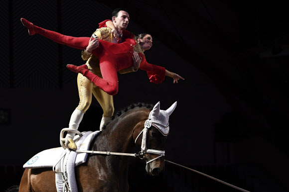 독일의 기수들이 18일(현지시간) 프랑스 동부의 소뮈르에 있는 프랑스 국립 승마 학교 Cadre Noir에서 열린 ‘the FEI Vaulting World Cup’ 결승전에서 멋진 연기를 펼치고 있다. AFP 연합뉴스