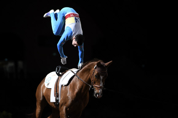 독일의 기수가 18일(현지시간) 프랑스 동부의 소뮈르에 있는 프랑스 국립 승마 학교 Cadre Noir에서 열린 ‘the FEI Vaulting World Cup’ 결승전에서 멋진 연기를 펼치고 있다. AFP 연합뉴스