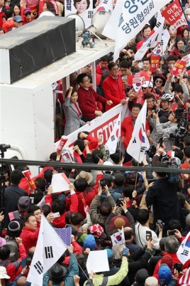 청와대 인근까지 행진한 자유한국당 ‘나경원 원내대표 주먹 불끈’