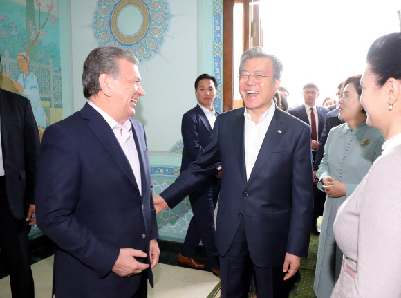 우즈베키스탄을 국빈방문 중인 문재인 대통령이 20일 오후 (현지시간) 울루그벡 천문대에서 샤프카트 미르지요예프 대통령과 양국 역사에 대한 이야기를 하며 웃음을 짓고 있다. 15세기 울루그벡 천문대를 통해 발전한 우즈베키스탄의 천문학은 세종대왕 시절 조선 천문학에도 영향을 미친 것으로 알려졌다. 2019.4.21  연합뉴스