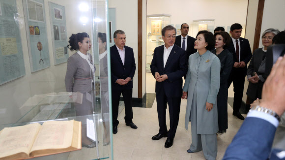 우즈베키스탄을 국빈방문 중인 문재인 대통령이 20일 오후 (현지시간) 울루그벡 천문대 박물관에서 샤프카트 미르지요예프 대통령과 관계자의 설명을 듣고 있다. 15세기 울루그벡 천문대를 통해 발전한 우즈베키스탄의 천문학은 세종대왕 시절 조선 천문학에도 영향을 미친 것으로 알려졌다. 2019.4.21  연합뉴스