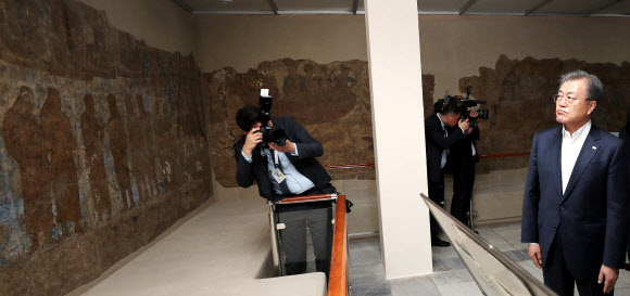 우즈베키스탄을 국빈방문 중인 문재인 대통령이 20일 오후 (현지시간) 사마르칸트 아프로시압 박물관에서 7세기 바르후만왕의 즉위식에 참석한 고대 한국인 사절의 모습이 담긴 벽화를 보고 있다. 2019.4.21  연합뉴스