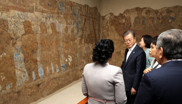 우즈베키스탄을 국빈방문 중인 문재인 대통령이 20일 오후 (현지시간) 사마르칸트 아프로시압 박물관에서 7세기 바르후만왕의 즉위식에 참석한 고대 한국인 사절의 모습이 담긴 벽화에 대한 설명을 듣고 있다. 2019.4.21  연합뉴스
