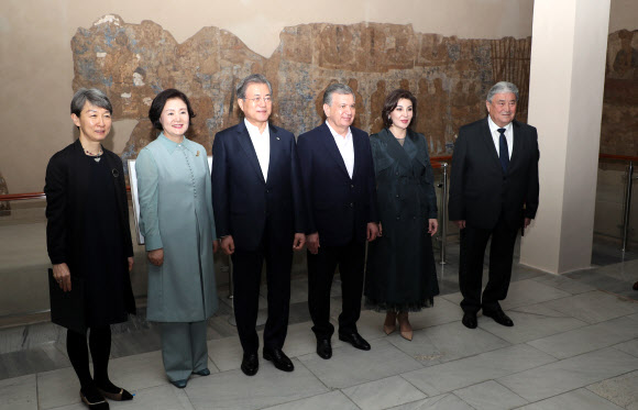 우즈베키스탄을 국빈방문 중인 문재인 대통령과 부인 김정숙 여사가 20일 오후 (현지시간) 사마르칸트 아프로시압 박물관에서 샤프카트 미르지요예프 대통령과 부인 지로아트 미르지요예바 여사와 기념촬영을 하고 있다.  왼쪽부터 정재숙 문화재청장, 김정숙 여사, 문 대통령 미르지요예프 대통령, 미르지요예바 여사, 베죠트 율다셰브 과학아카데미 원장. 2019.4.21  연합뉴스