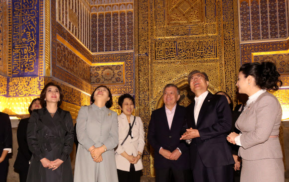 우즈베키스탄을 국빈방문 중인 문재인 대통령이 샤프카트 미르지요예프 대통령과 20일 오후 (현지시간) 사마르칸트 레기스탄 광장에서 전통 건물을 살펴보고 있다. 2019.4.21  연합뉴스