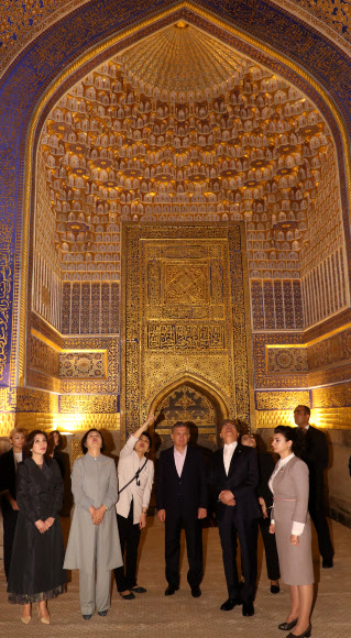 우즈베키스탄을 국빈방문 중인 문재인 대통령이 샤프카트 미르지요예프 대통령과 20일 오후 (현지시간) 사마르칸트 레기스탄 광장에서 전통 건물을 살펴보고 있다. 2019.4.21  연합뉴스