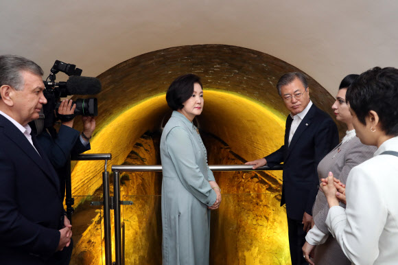 우즈베키스탄을 국빈방문 중인 문재인 대통령과 김정숙 여사가 20일 오후 (현지시간) 울루그벡 천문대에서 샤프카트 미르지요예프 대통령과 관계자의 설명을 듣고 있다. 15세기 울루그벡 천문대를 통해 발전한 우즈베키스탄의 천문학은 세종대왕 시절 조선 천문학에도 영향을 미친 것으로 알려졌다. 2019.4.21 연합뉴스