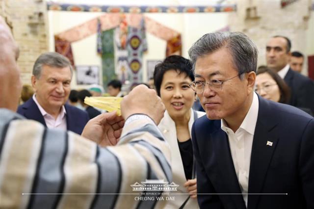 우즈베키스탄을 국빈 방문한 문재인 대통령이 샤프카트 미르지요예프 대통령과 20일 오후(현지시간) 우즈베키스탄 역사문화유적지 사마르칸트에 있는 전통 종이 상점을 둘러보고 있다. 2019.4.21 청와대 페이스북
