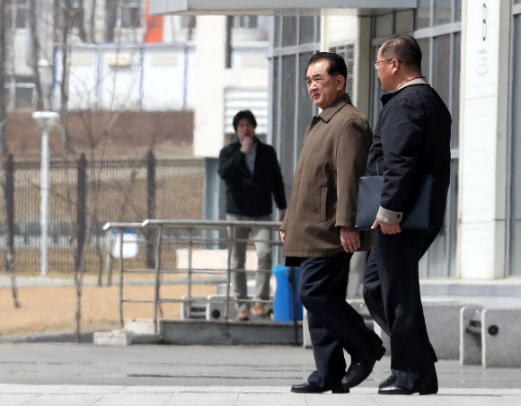 북러 정상회담을 앞둔 21일(현지시간) 러시아 블라디보스토크 극동연방대학교에서 김정은 북한 국무위원장의 집사격인 김창선 국무위원회 부장이 학교 내 한 건물을 둘러본 뒤 차량으로 향하고 있다. 2019.4.21  연합뉴스