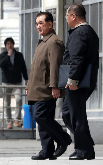 북러 정상회담을 앞둔 21일(현지시간) 러시아 블라디보스토크 극동연방대학교에서 김정은 북한 국무위원장의 집사격인 김창선 국무위원회 부장이 학교 내 한 건물을 둘러본 뒤 차량으로 향하고 있다. 2019.4.21  연합뉴스