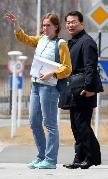 북러 정상회담을 앞둔 21일(현지시간) 러시아 블라디보스토크 극동연방대학교에서 임천일 북한 외무부상(오른쪽)이 학교 내 한 건물을 둘러본 뒤 차량으로 향하고 있다. 2019.4.21  연합뉴스