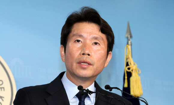 8일 더불어민주당 새 원내대표로 3선 의원인 이인영 의원이 선출됐다. 연합뉴스