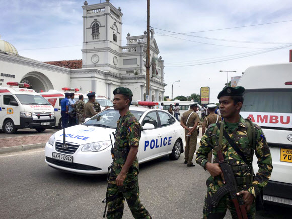 부활절 폭발현장 통제하는 스리랑카 군인들