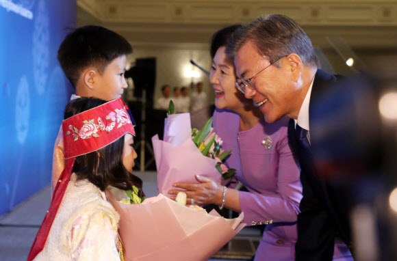 카자흐스탄을 순방 중인 문재인 대통령과 김정숙 여사가 21일 오후(현지시간) 카자흐스탄 알마티 릭소스 호텔에서 열린 동포 오찬 간담회에서 화동으로부터 환영 꽃다발을 받고 있다. 2019.4.21  연합뉴스