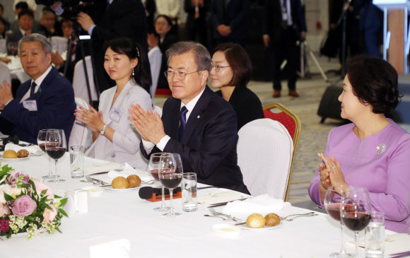 중앙아시아를 순방 중인 문재인 대통령과 김정숙 여사가 21일 오후(현지시간) 카자흐스탄 알마티 릭소스 호텔에서 열린 동포오찬 간담회에 참석해 있다. 2019.4.21  연합뉴스