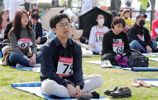 21일 오후 서울 강남구 잠원한강공원에서 열린 2019 한강 멍 때리기 대회에서 참가자들이 멍하니 앉아 있다. 2019.4.21 뉴스1