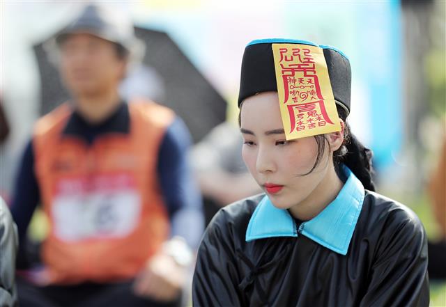 21일 오후 서울 강남구 잠원한강공원에서 열린 2019 한강 멍 때리기 대회에서 참가자들이 멍하니 앉아 있다. 2019.4.21 뉴스1