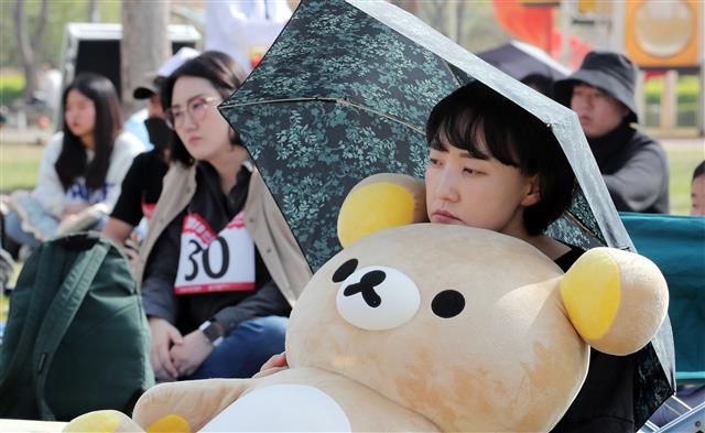 21일 오후 서울 강남구 잠원한강공원에서 열린 2019 한강 멍 때리기 대회에서 참가자들이 멍하니 앉아 있다. 2019.4.21 뉴스1