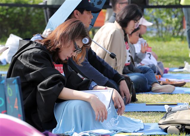 21일 오후 서울 강남구 잠원한강공원에서 열린 2019 한강 멍 때리기 대회에서 참가자들이 멍하니 앉아 있다. 2019.4.21 뉴스1