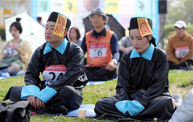 21일 오후 서울 강남구 잠원한강공원에서 열린 2019 한강 멍 때리기 대회에서 참가자들이 멍하니 앉아 있다. 2019.4.21 뉴스1