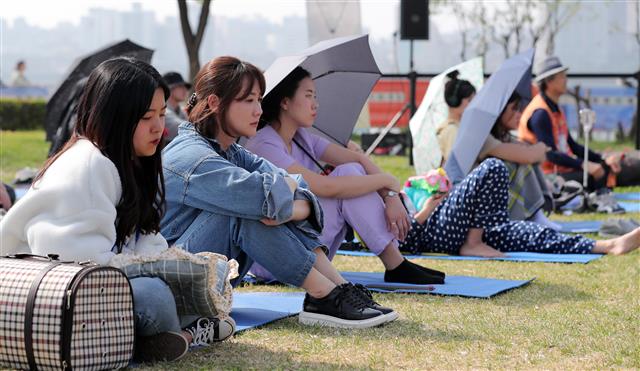 21일 오후 서울 강남구 잠원한강공원에서 열린 2019 한강 멍 때리기 대회에서 참가자들이 멍하니 앉아 있다. 2019.4.21 뉴스1