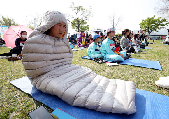 21일 서울 서초구 잠원한강공원에서 열린 2019 한강 멍때리기 대회에서 참가자들이 멍때리고 있다. 2019.4.21  연합뉴스